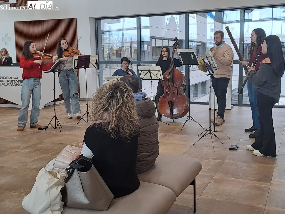La OSCyL Joven transforma con música navideña el Hospital de Salamanca (VIDEO)