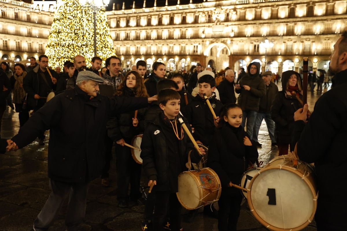 Pasacalles de villancicos al son de la gaita y el tamboril en Salamanca (VÍDEO y FOTOS)