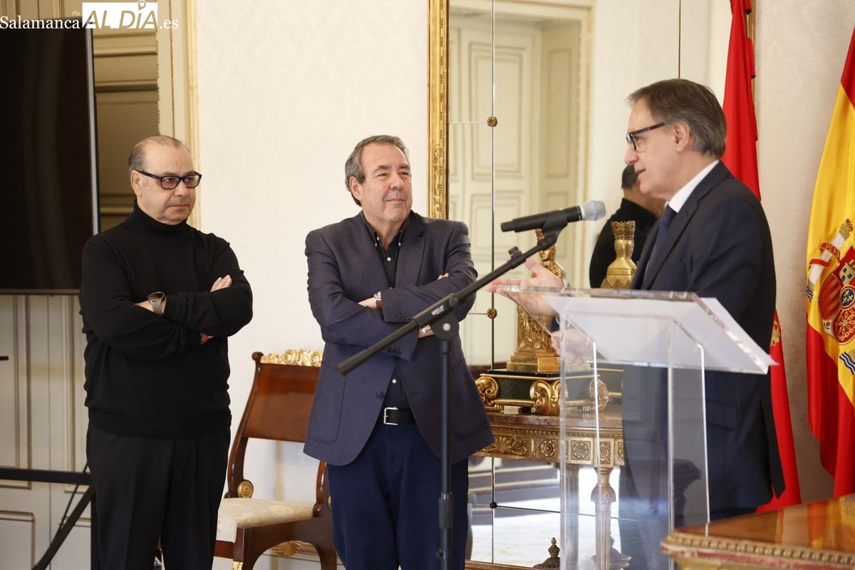 Merecido reconocimiento en el Consistorio a dos populares comunicadores salamantinos