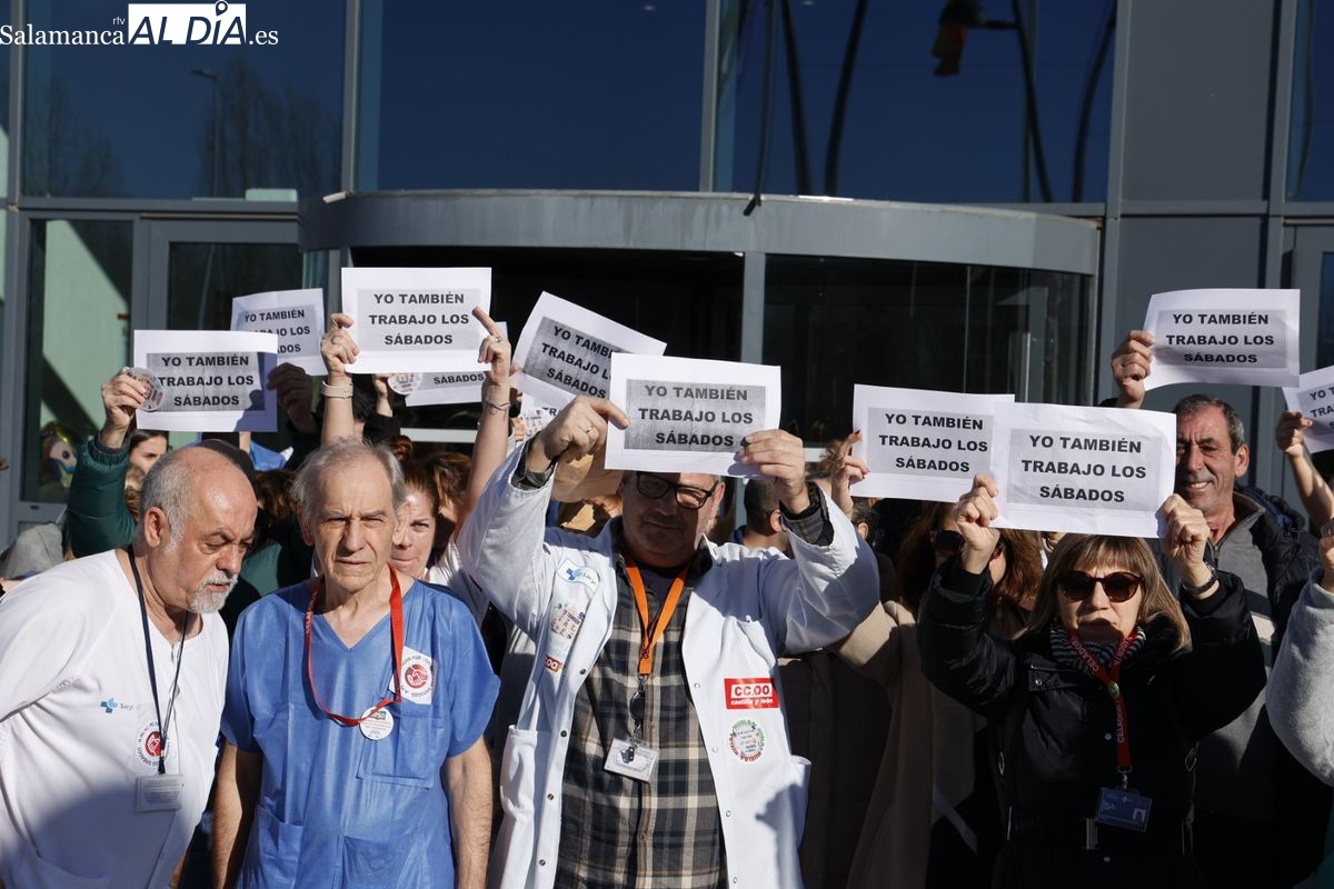 Protesta frente al Hospital de Salamanca por el complemento por trabajar los sábados (FOTOS y VÍDEO)