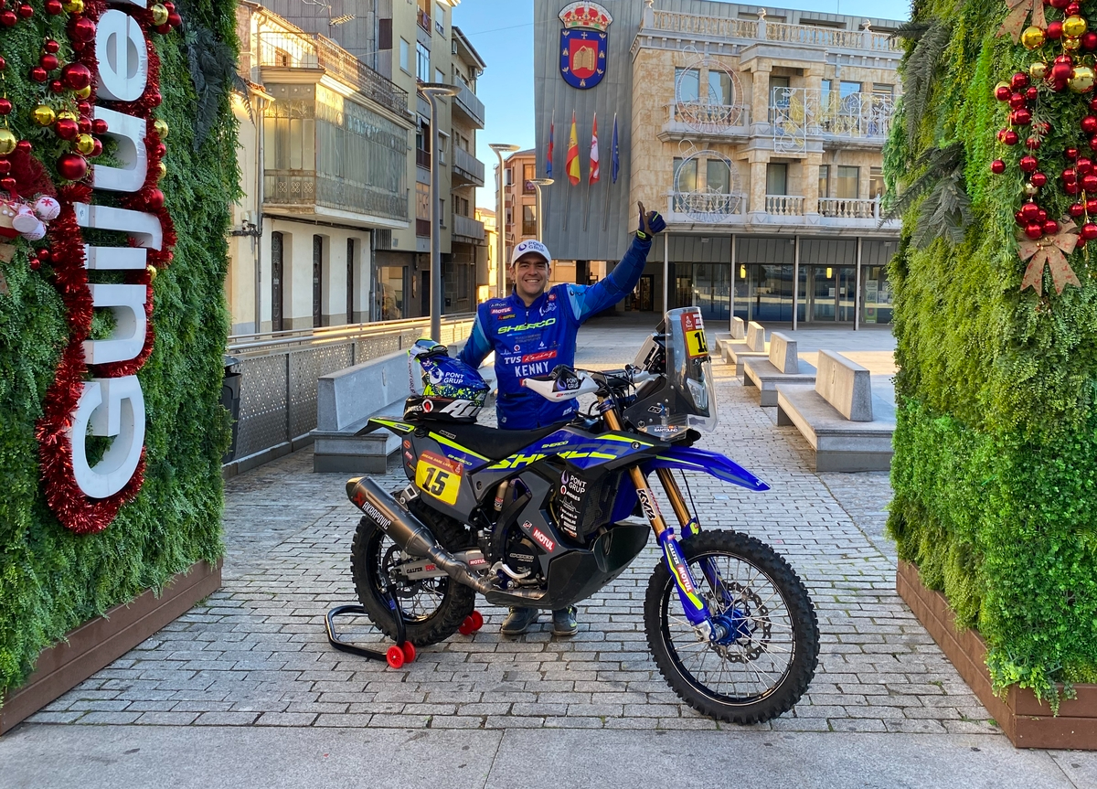 Guijuelo infunde ánimos a Lorenzo Santolino antes de su 7º Dakar
