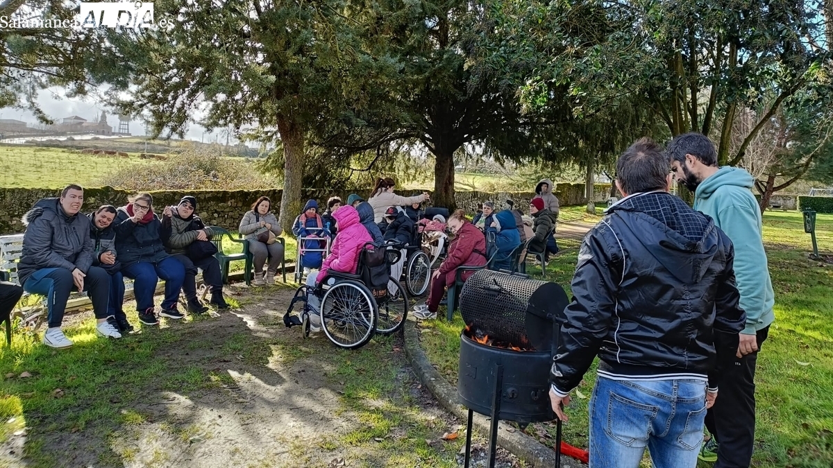 Los usuarios de Asprodes Vitigudino adornan el parque de San Nicolás y cogen fuerzas con una castañada 