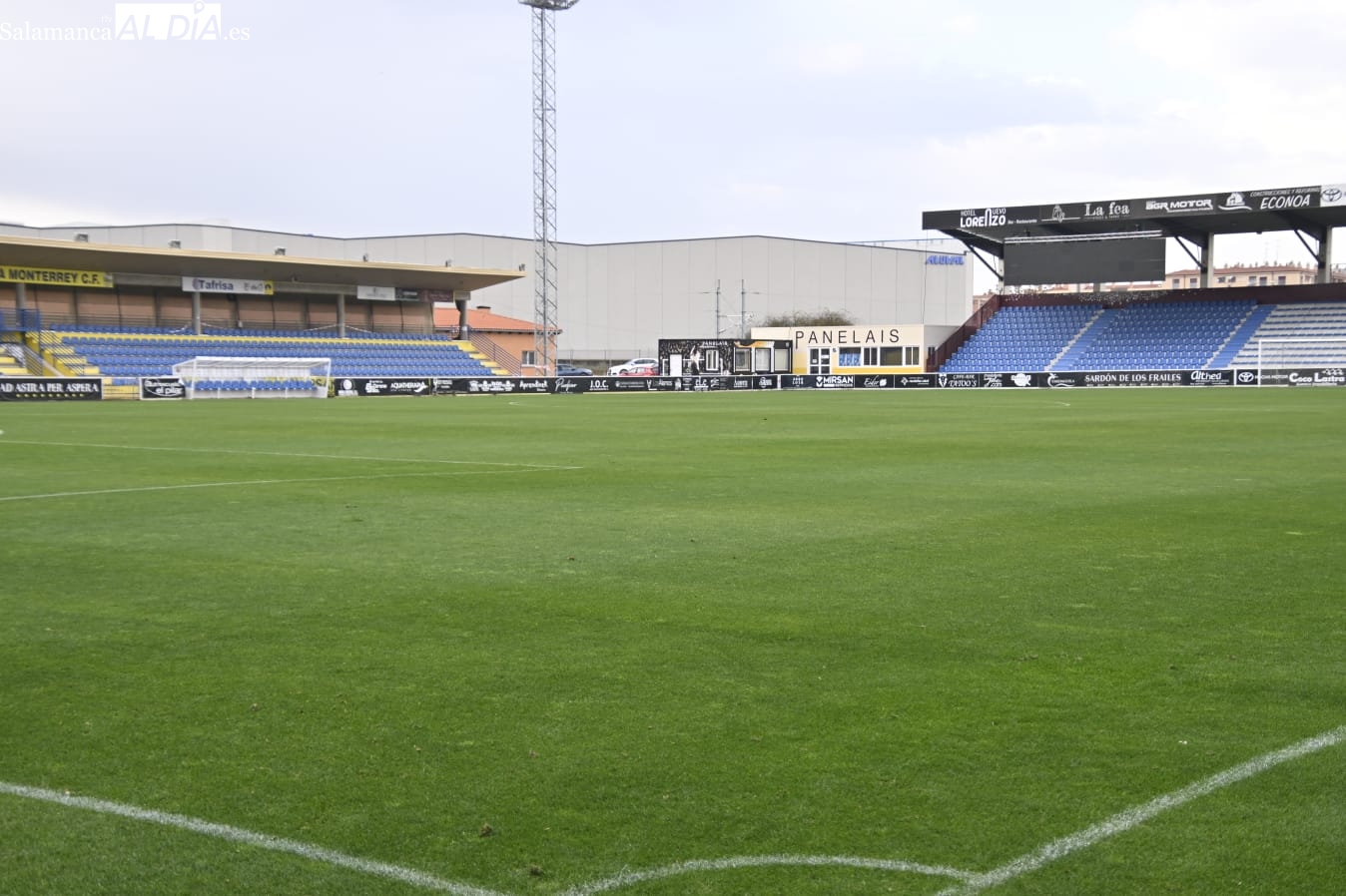 Hermaflor cuida el césped del Reina Sofía para el Unionistas - Rayo Vallecano (GALERÍA DE FOTOS)
