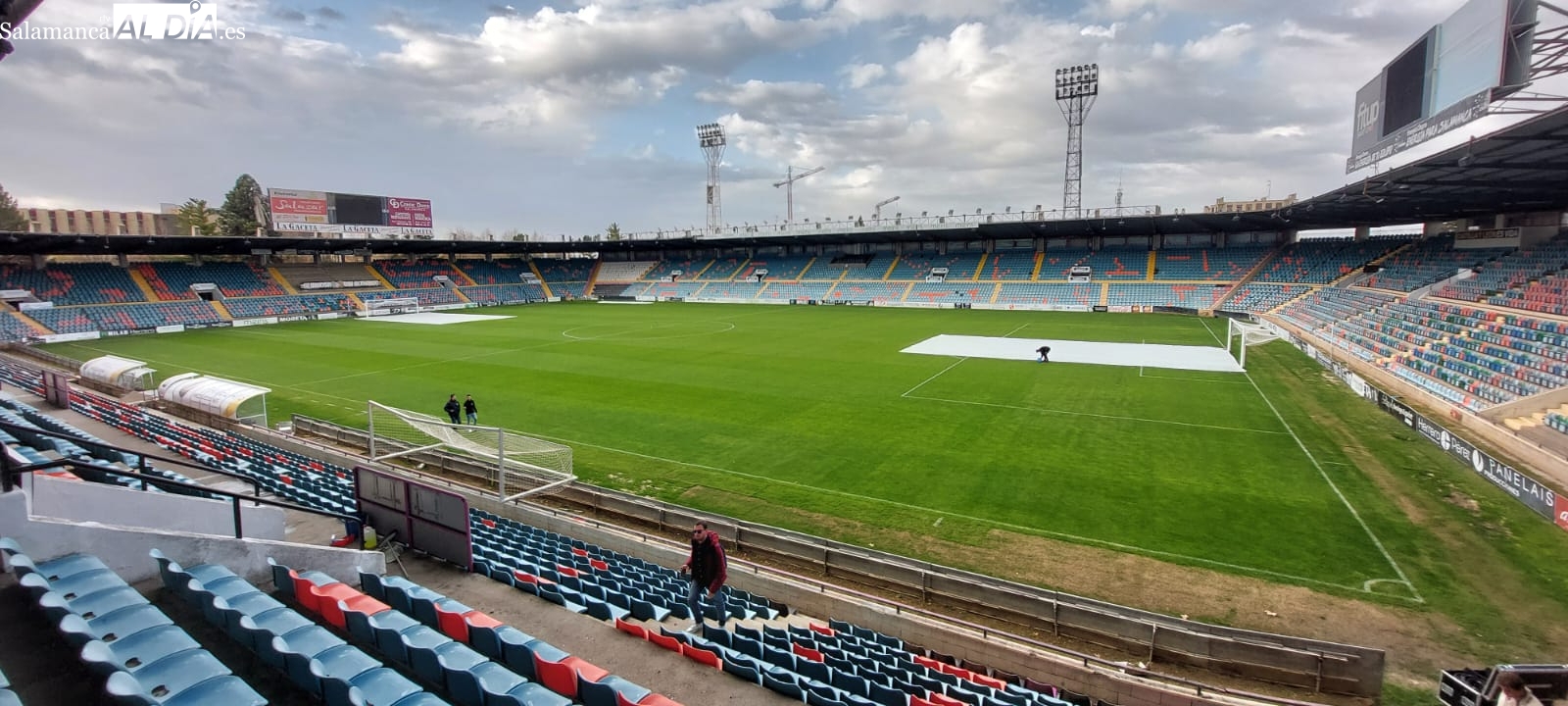 Las vallas LED llegan al Helmántico, cambia la publicidad de MEINS, se limpia y hay lonas para mimar el césped