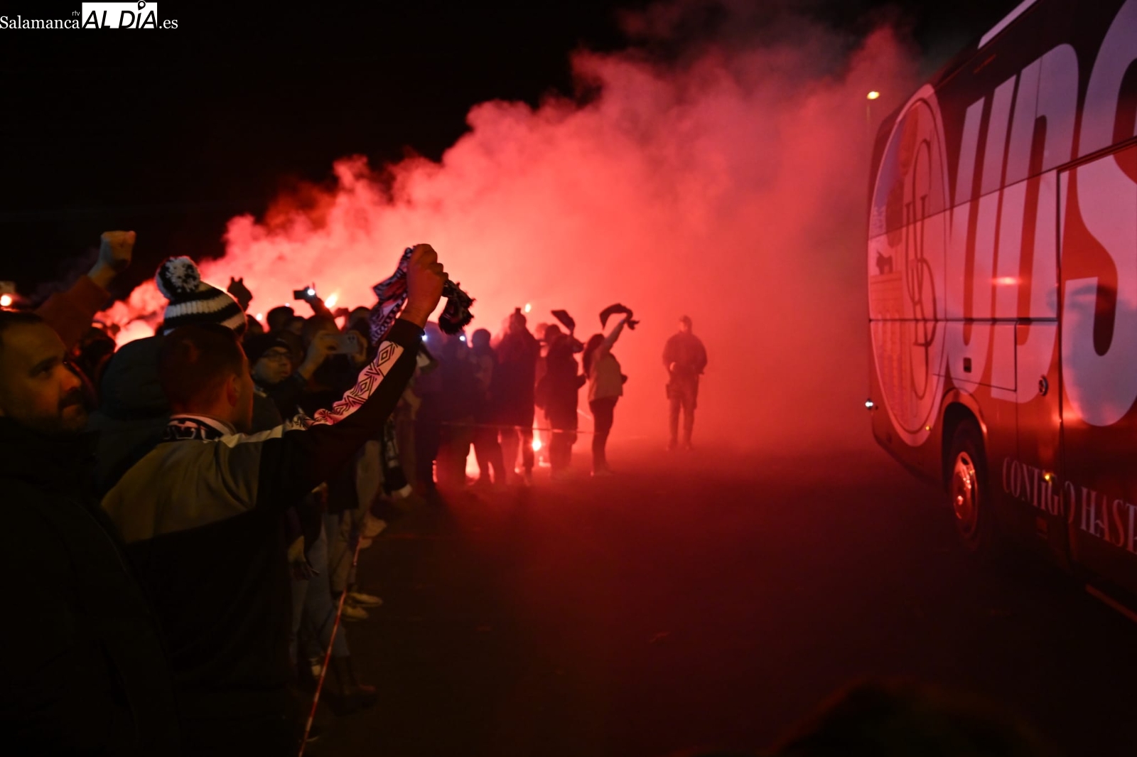 ¡Vaya noche! Bengalas, cánticos y locura en el recibimiento al bus del Salamanca UDS en la previa del Celta (FOTOS Y VÍDEO)