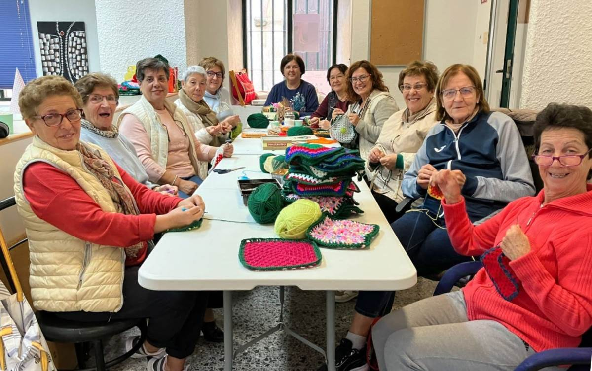 78 mujeres se implican en la decoración navideña de Martiago creando 900 cuadros de ganchillo