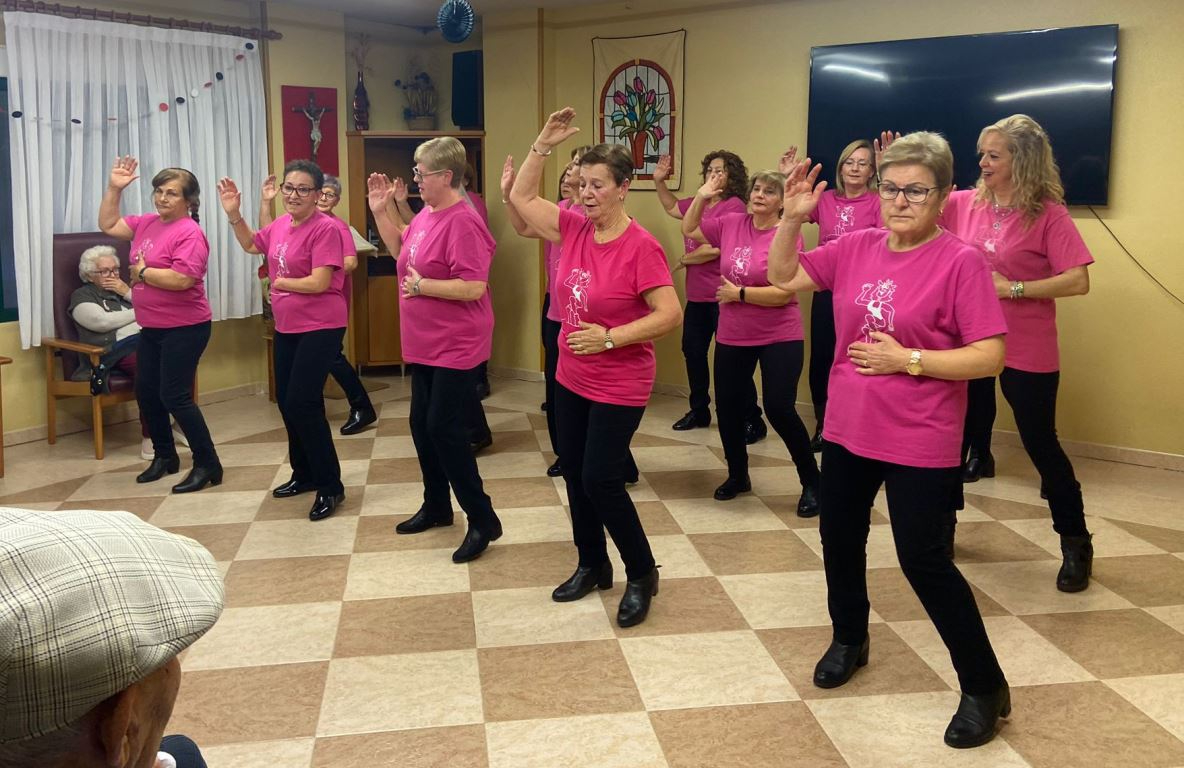 La Residencia Caracillo abre sus actividades navideñas con los bailes y villancicos de Amanecer
