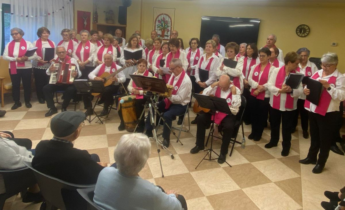 La Rondalla Aires del Águeda lleva sus villancicos a la Residencia Caracillo