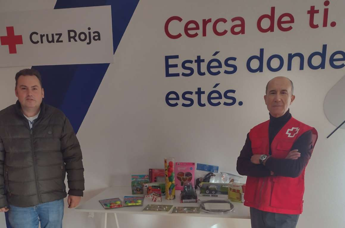 Cruz Roja recibe un lote de juguetes recopilado en el Restaurante Como en Casa