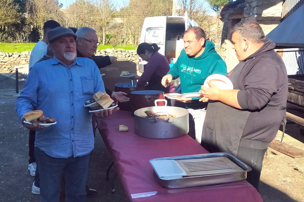 En Peralejos de Abajo disfrutan de la Navidad en la mesa y con una disco móvil