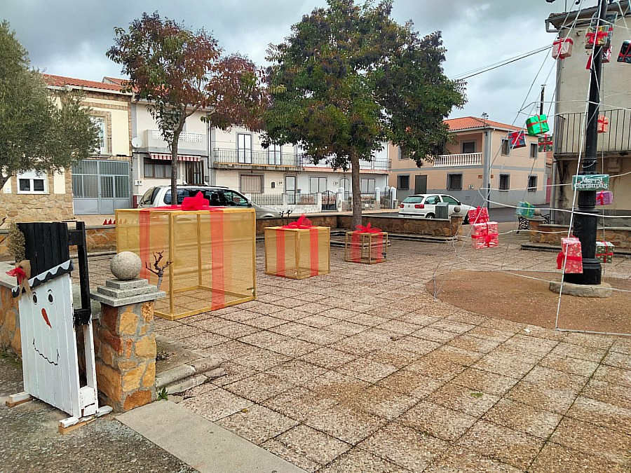 Vecinos de El Bodón adornan calles y plazas para recibir la Navidad