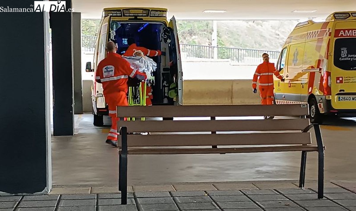 Tres evacuados al Hospital de Salamanca por el choque de dos turismos y un camión en Montejo
