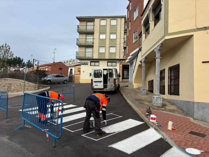 Alba de Tormes mejora la seguridad vial con la instalación de nuevos pasos de peatones