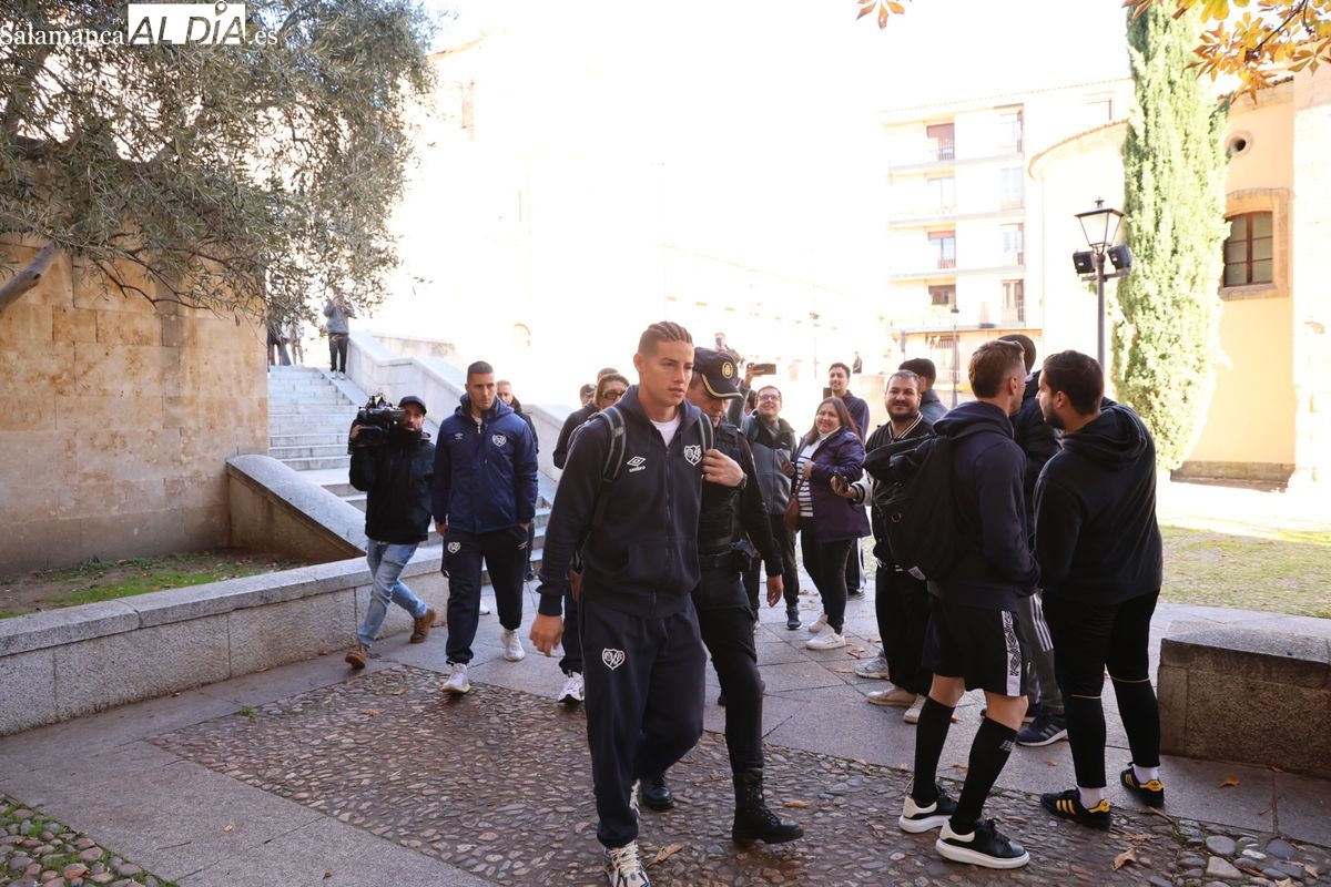 El colombiano James Rodríguez, el jugador del Rayo Vallecano más aclamado en la llegada a Salamanca (VÍDEO Y FOTOS)