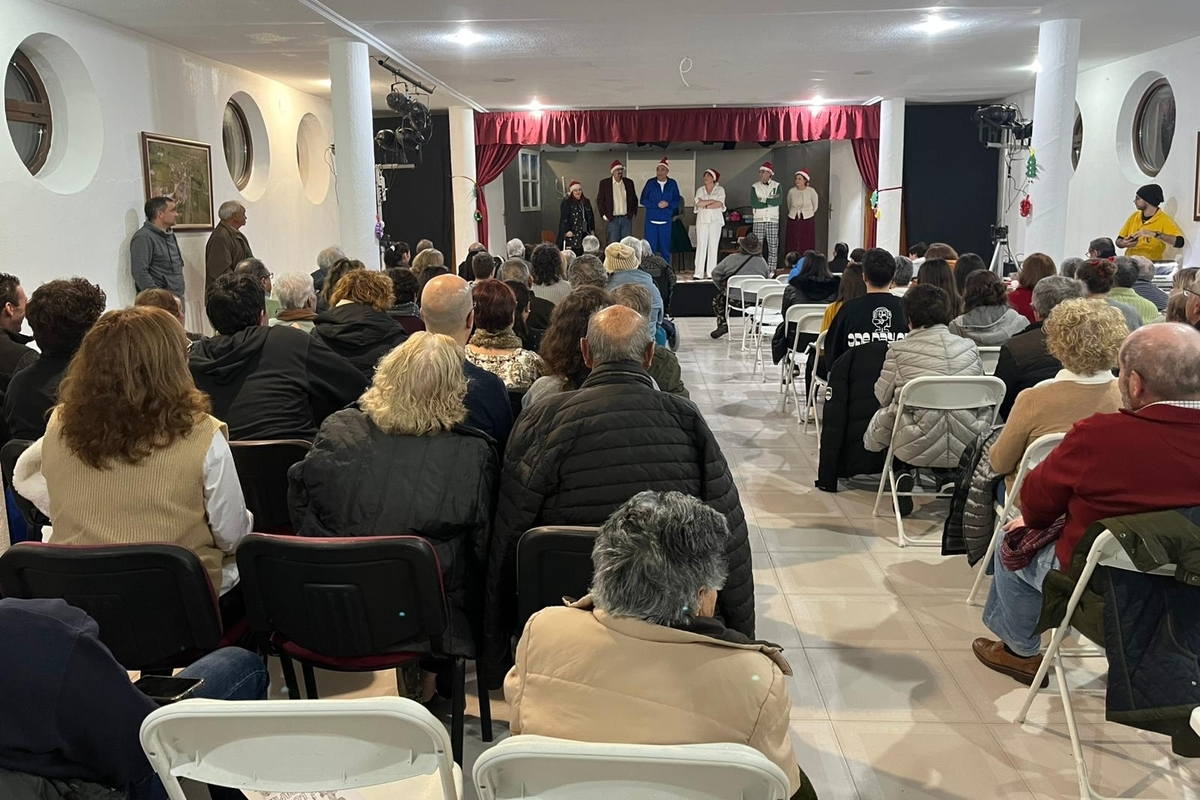 Los vecinos de Villaseco de los Reyes llenan el salón del ayuntamiento para ver ‘Aquí se hace teatro’