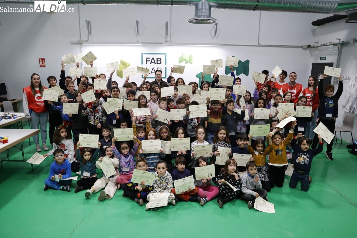 Los escolares reciben sus reconocimientos por participar en el campamento tecnológico del Centro TORMES+