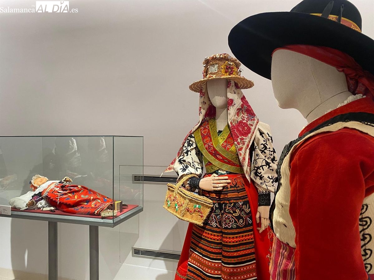 Atractiva exposición con trajes tradicionales cedidos por particulares de la provincia de Salamanca 