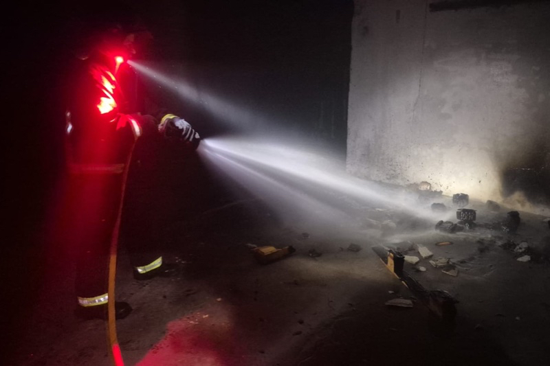 Un posible acto vandálico moviliza a los bomberos en plena nochebuena para sofocar un incendio de antigua fabrica de harinas