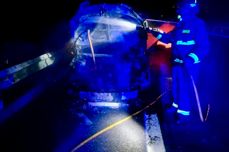 Los Bomberos de Peñaranda sofocan el potente incendio de un vehículo en la autovía A-50