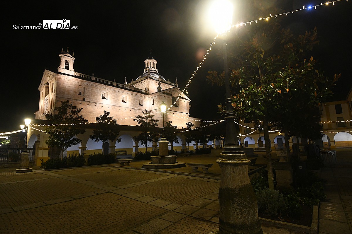 El árbol de la Plaza de Herradores y la Plazuela del Buen Alcalde estrenan iluminación