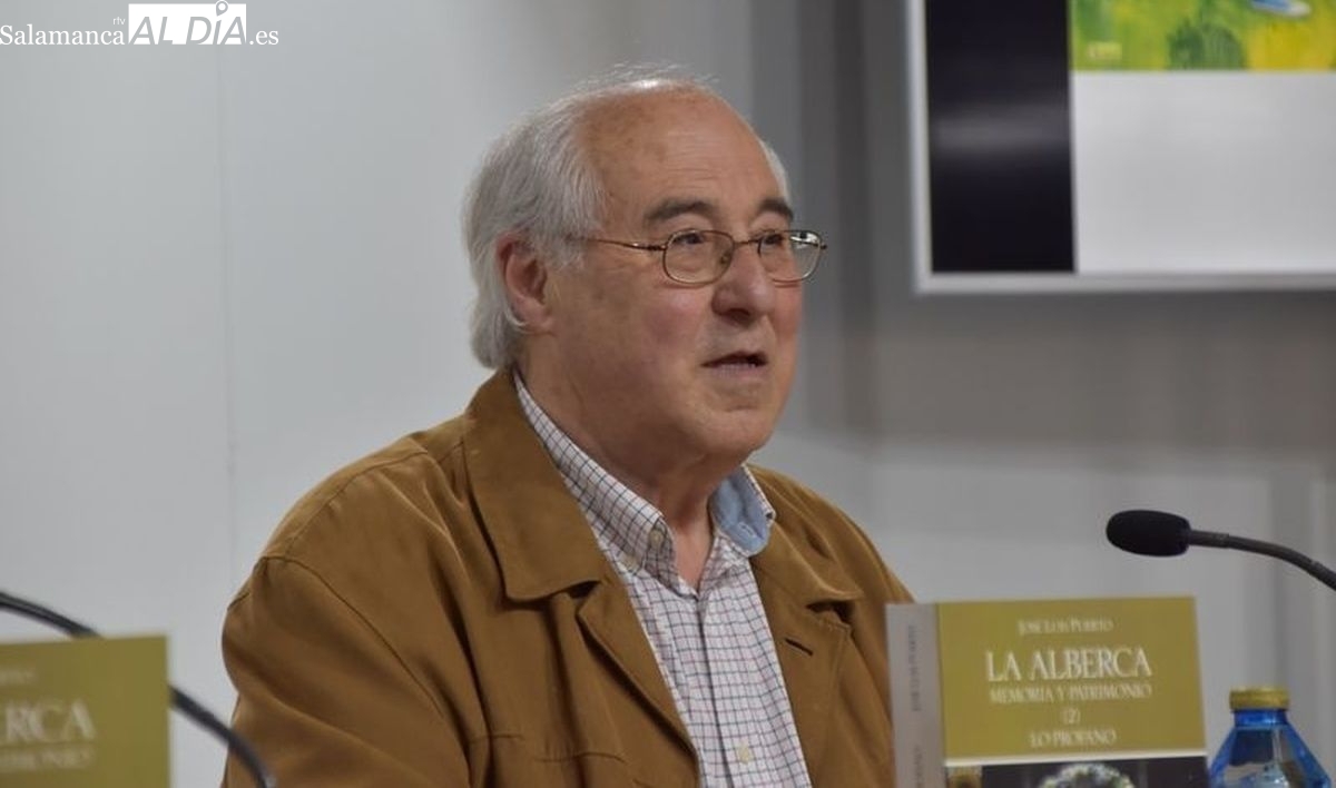 El rasgo literario por el que José Luis Puerto comenzó a destacar y sobresale es el de poeta