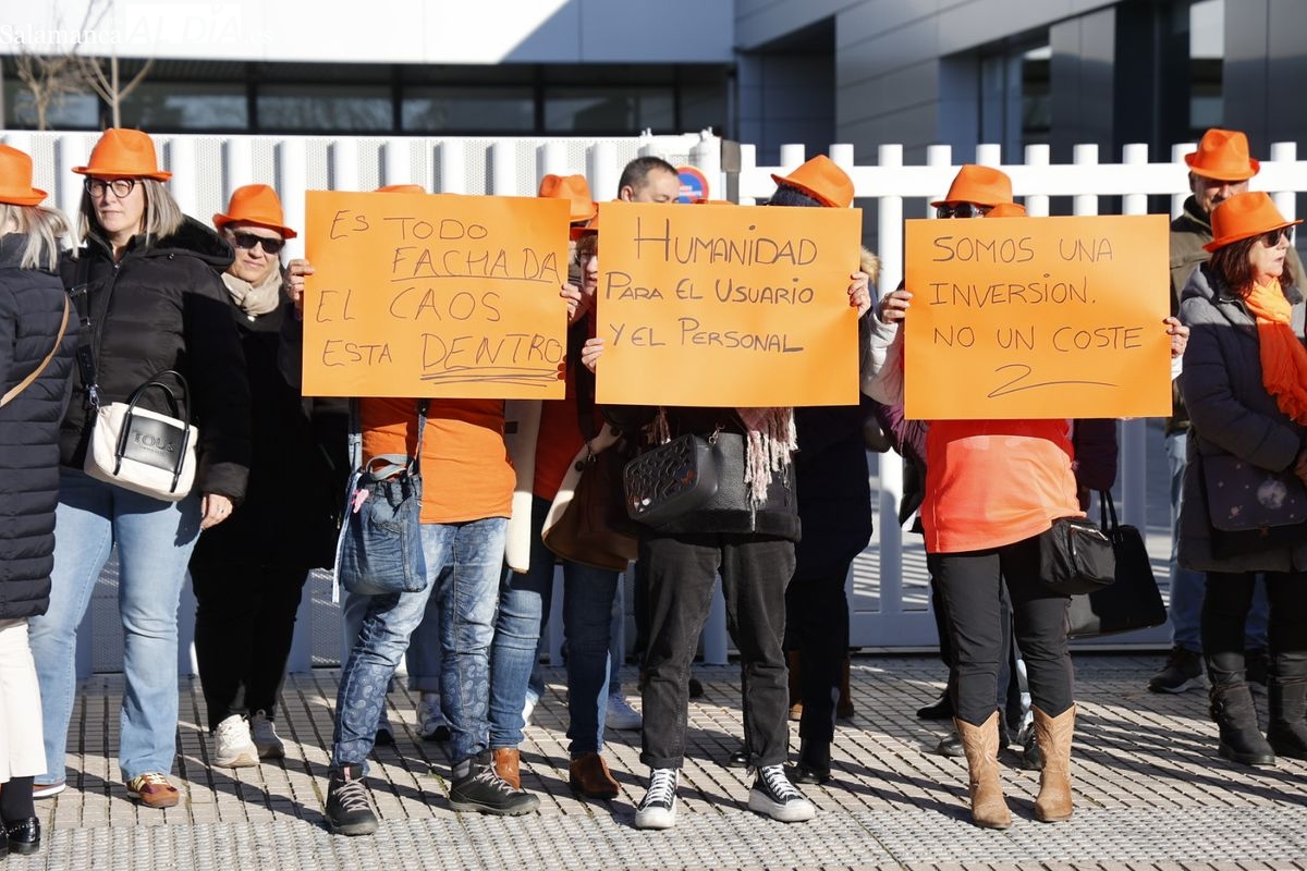 Protesta por el desmantelamiento de los centros asistenciales de la Junta en Salamanca (Vídeo y fotos)