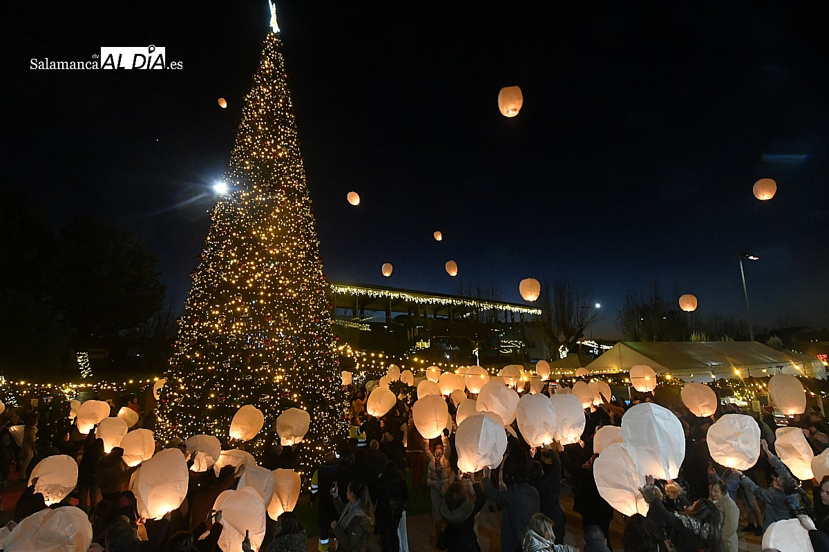 El árbol de Navidad que une el comercio de dos países luce con fuerza en la Raya hispanolusa