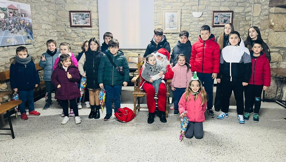 Papá Noel regala golosinas y caramelos a 20 niños en Guadramiro