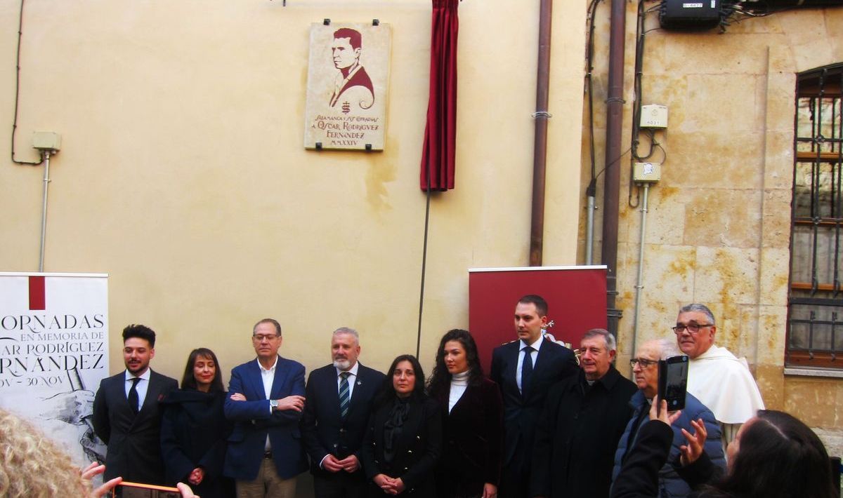 Emotiva inauguración de la placa in memoriam dedicada a Óscar Rodríguez Fernández en la calle Jesús