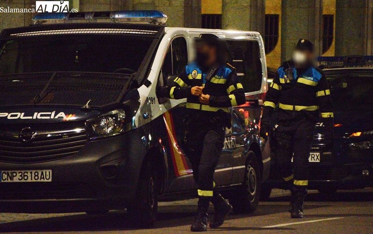 Revienta la puerta de un establecimiento de Salamanca con una alcantarilla para robar dinero de la caja registradora