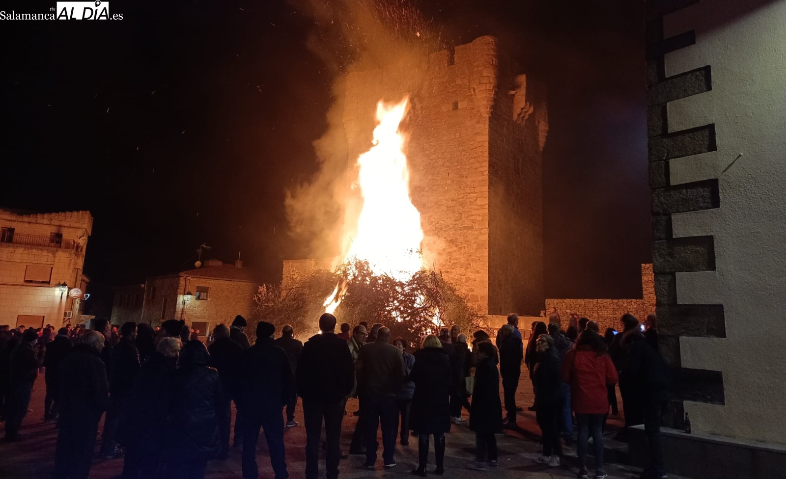 Los quintos de Sobradillo celebran la V Fiesta de la Capachera con la quema de capachos y la tradicional hoguera 