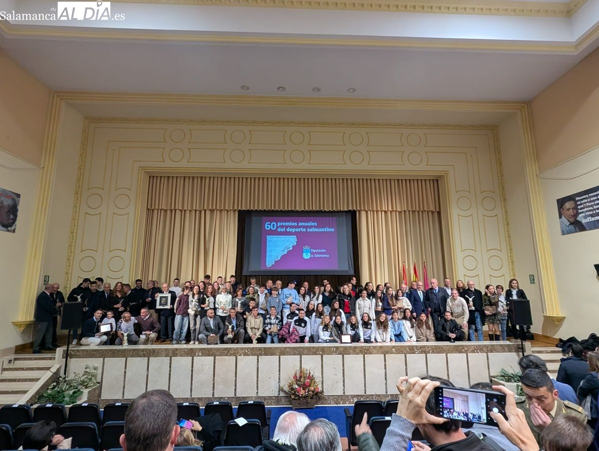 Álvaro de Arriba recibe una de las Salinas de Oro de la Diputación de Salamanca