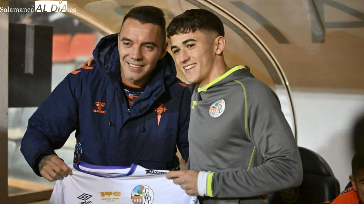El Salamanca UDS homenajea a Iago Aspas: le regala una camiseta por su carrera y el debut con el Celta en el Helmántico en 2008
