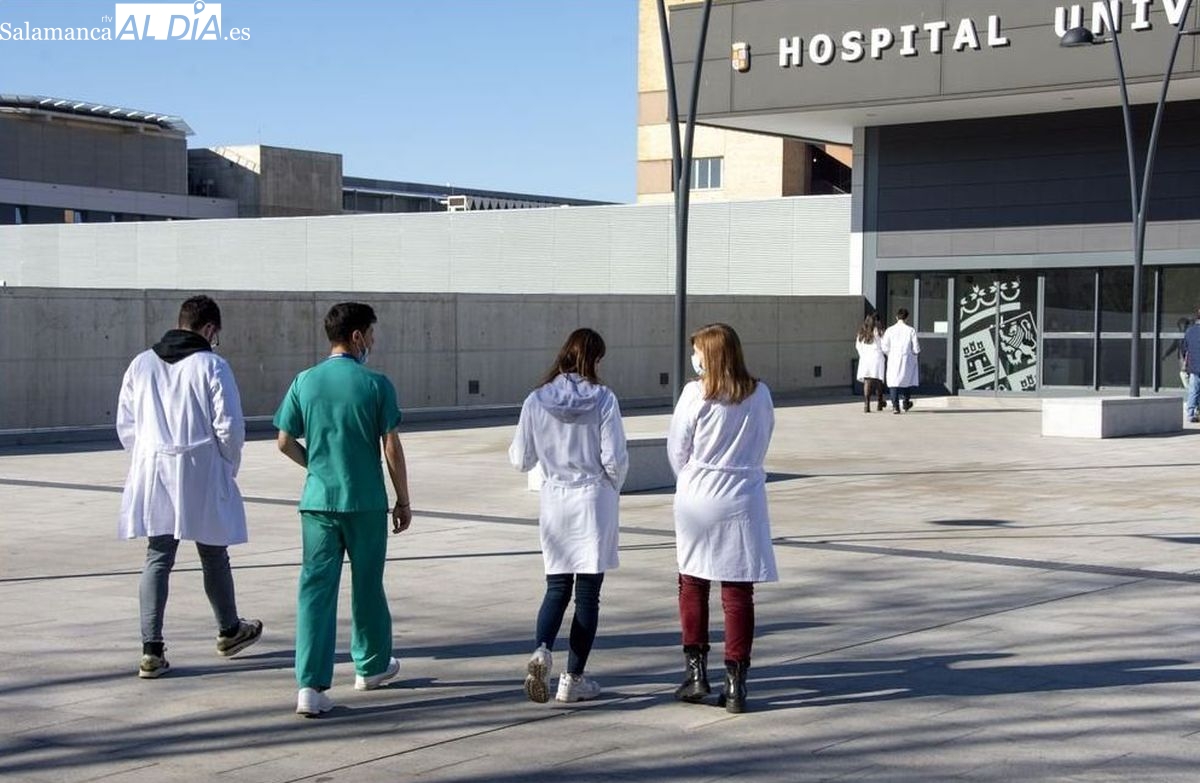 Recogida de firmas en Salamanca para que todos los sanitarios cobren el complemento por trabajar los sábados