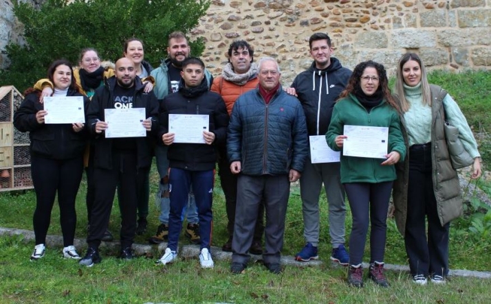 Los alumnos de la acción de apeo de árboles con motosierra de Cáritas reciben sus diplomas