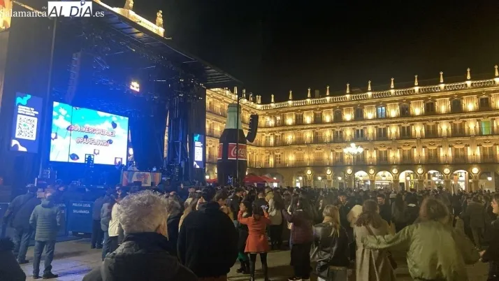 FOTOS Y VÍDEO de la explosión de júbilo en la Plaza Mayor de Salamanca para recibir el nuevo año universitario | Imagen 2