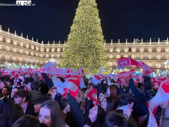 FOTOS Y VÍDEO de la explosión de júbilo en la Plaza Mayor de Salamanca para recibir el nuevo año universitario | Imagen 6
