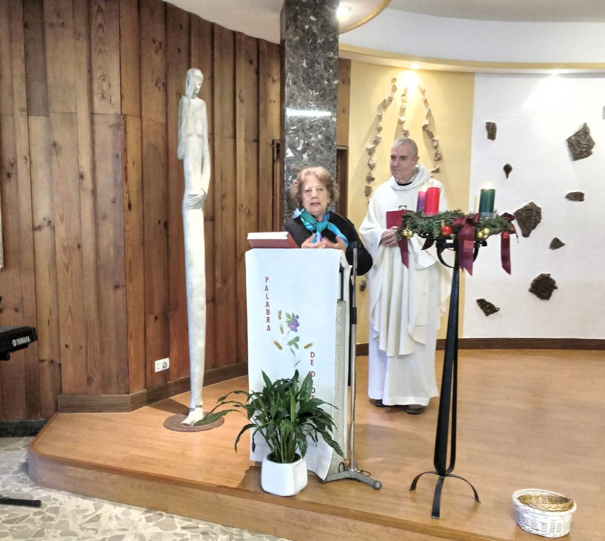 La parroquia Nombre de María del Alto del Rollo acoge una imagen de la escultora salmantina Amelia García 