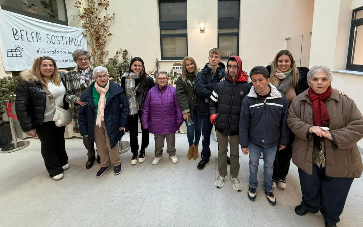 Usuarios de Asprodes visitan el belén de las Damajuanas