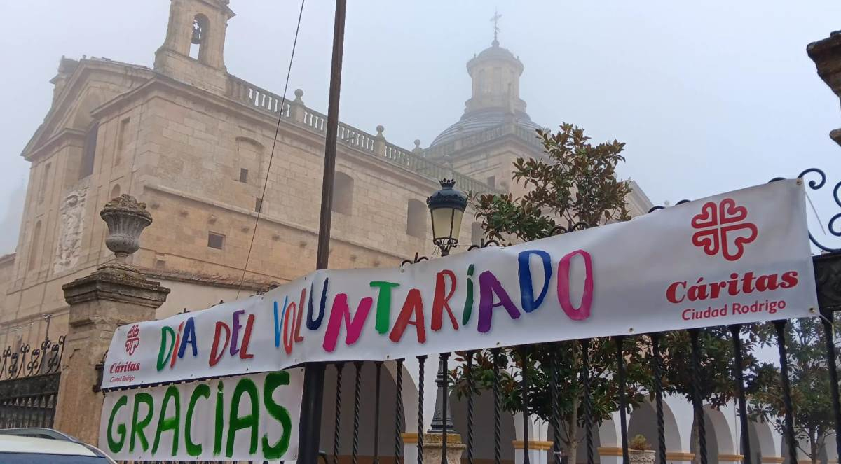 Cáritas da un año más las gracias a los voluntarios con una pancarta en la Plazuela del Buen Alcalde