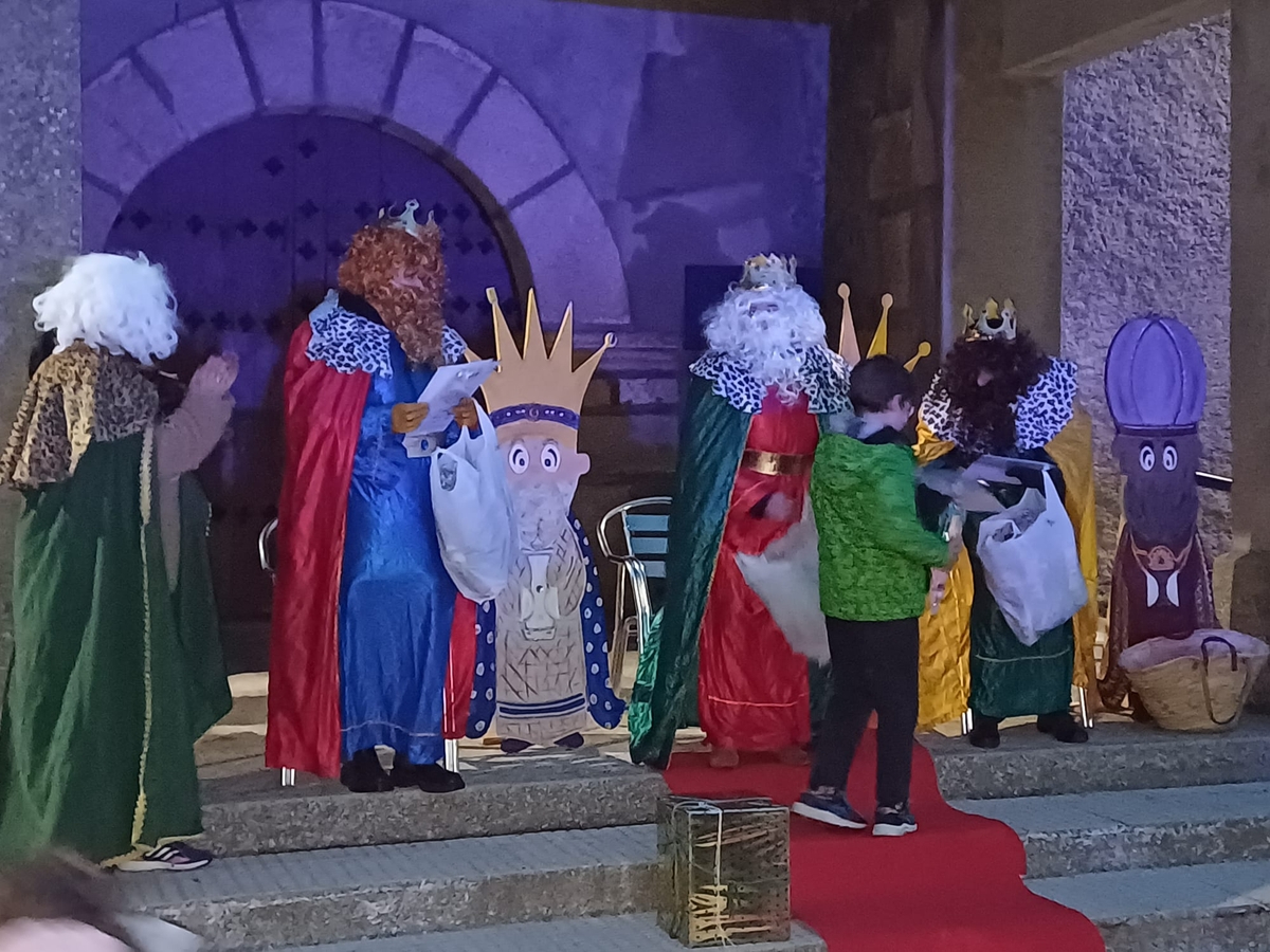 Los Magos visitan por anticipado El Sahúgo para escapar de la lluvia