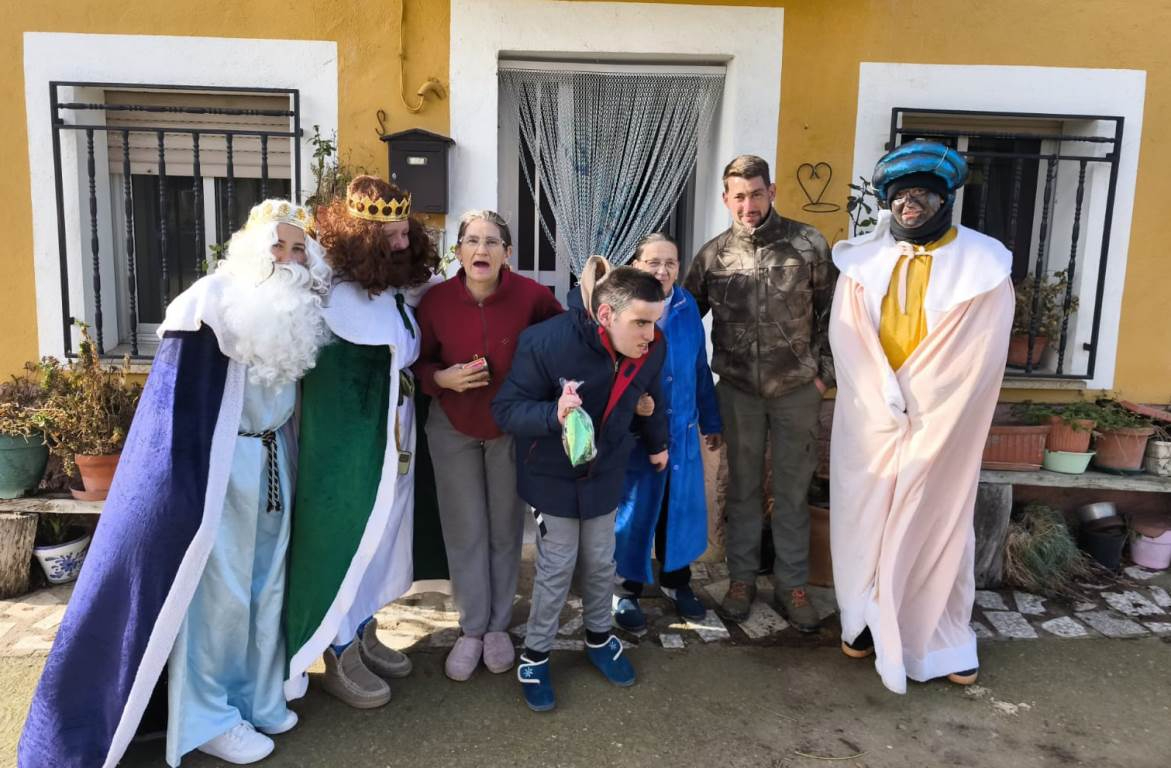 Los Magos se acercan a Villarejo tras tomar roscón con los vecinos de Agallas