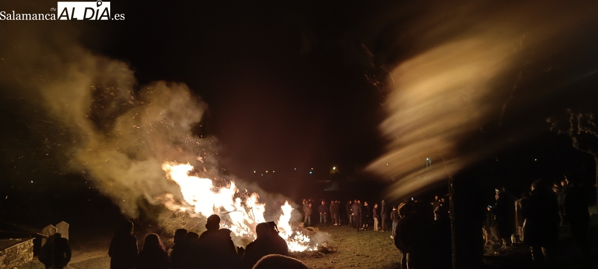 Trabanca despide 2024 con la tradicional quema de bolagas y la suelta de farolillos