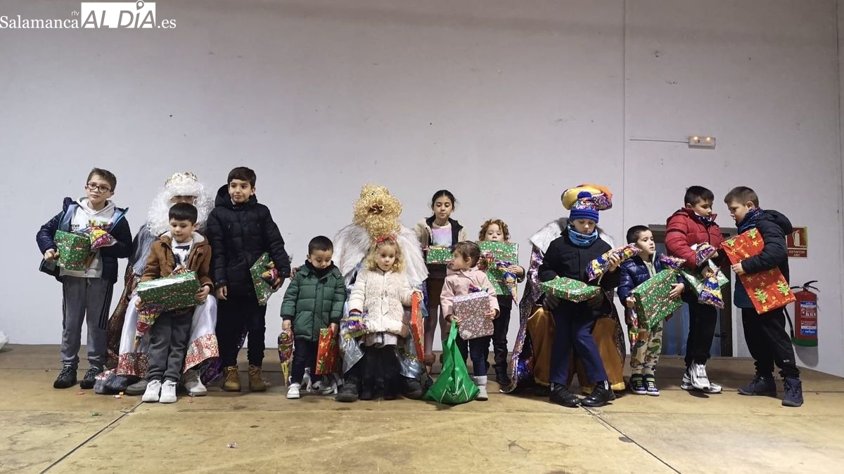 Los Reyes Magos entregan regalos a los niños y a los mayores en La Fregeneda