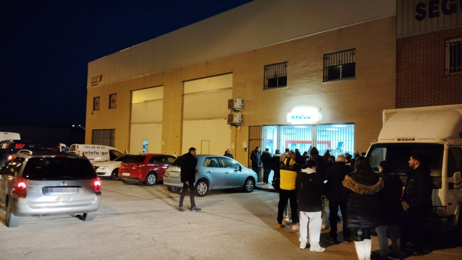 Quejas y malestar por estar más de dos horas a la cola para recoger un paquete en Salamanca 