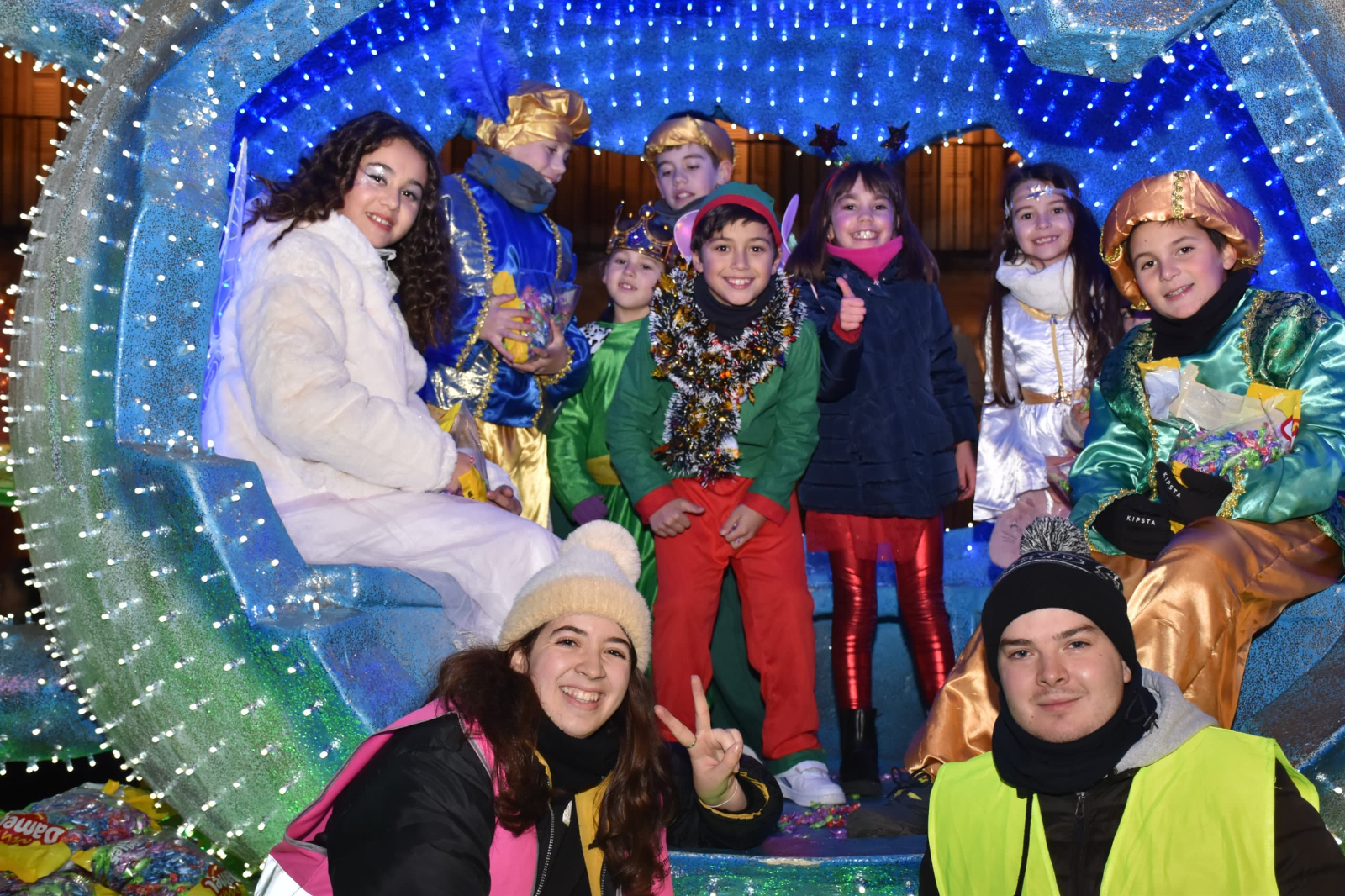 Lo más bonito es ver la ilusión de los niños, afirma Alba, una salmantina voluntaria en la Cabalgata de Reyes 