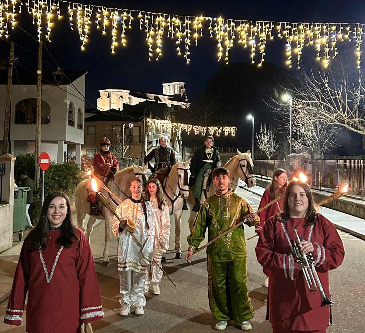 El Paje Real recoge casa por casa las cartas de l@s niñ@s de Fuenteguinaldo