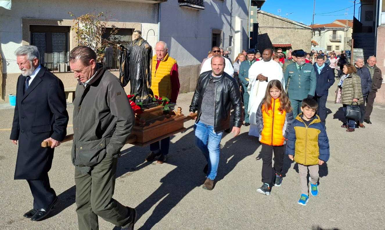 Casillas de Flores honra a su patrón San Mauro sacándolo en procesión
