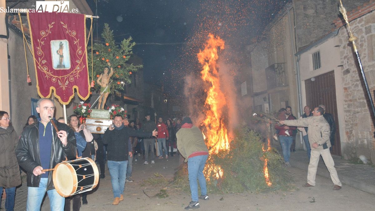 Ocho hogueras llenan de humo purificador las calles de Sobradillo al paso de San Sebastián