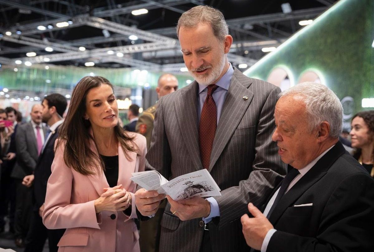 Los Reyes visitan el innovador expositor de CyL, un escenario de película